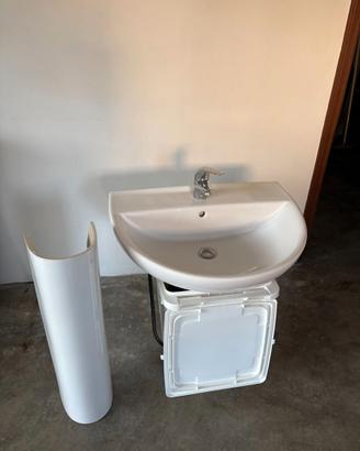Lavabo con colonna e miscelatore