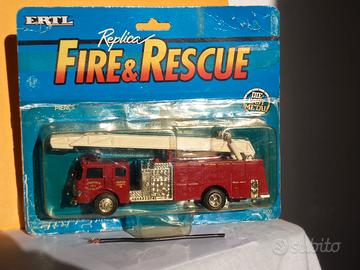 ERTL-1-43- Autoscala Pompieri  USA con scala ---