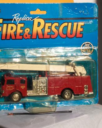 ERTL-1-43- Autoscala Pompieri  USA con scala ---