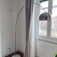 Lampada arco in metallo satinato e base in marmo