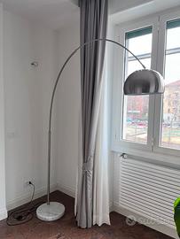 Lampada arco in metallo satinato e base in marmo