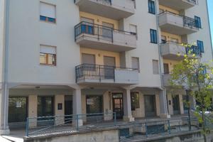 Locale commerciale di 100 mq;