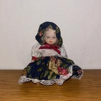 Bambola da collezione vintage con dettagli floreal