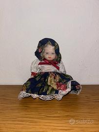 Bambola da collezione vintage con dettagli floreal
