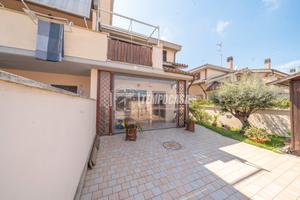 VILLA SU DUE LIVELLI CON GIARDINO E PASSO CARRABIL