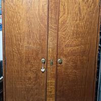 Armadio vintage in legno massello