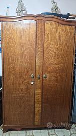 Armadio vintage in legno massello
