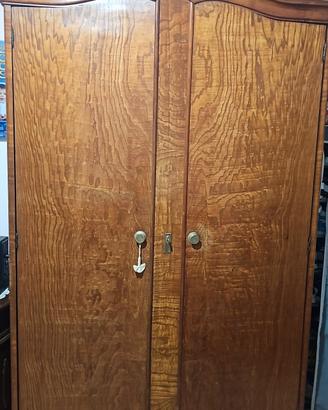 Armadio vintage in legno massello