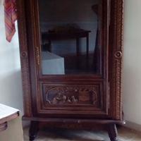 Vetrinetta antica in legno intagliato