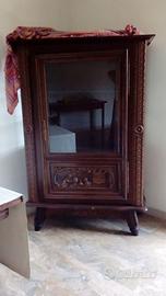 Vetrinetta antica in legno intagliato