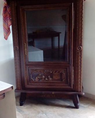 Vetrinetta antica in legno intagliato