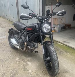 Ducati Scrambler 800 con accessori performance