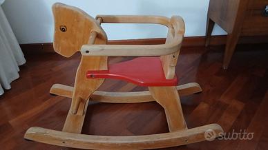 Cavallino a dondolo in legno