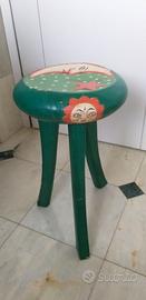 Sgabello in legno decorato