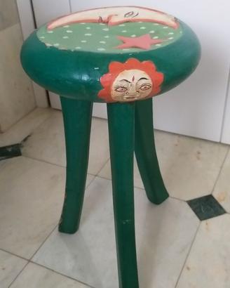 Sgabello in legno decorato