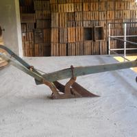 Aratro in legno d'epoca con vomero in ferro