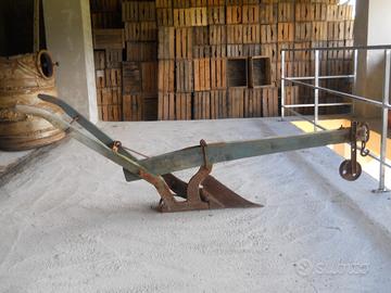 Aratro in legno d'epoca con vomero in ferro