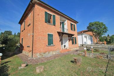 Torrita di Siena (SI), villetta trifamigliare con