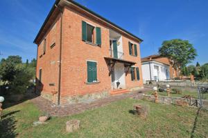 Torrita di Siena (SI), villetta trifamigliare con