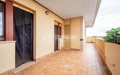 Attico 70 mq con ampio terrazzo, cantina e posto a