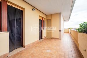 Attico 70 mq con ampio terrazzo, cantina e posto a