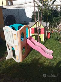 casetta e scivolo da giardino 