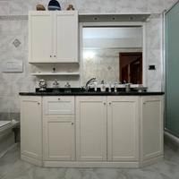 Mobile bagno in legno con piano in marmo