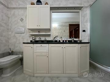 Mobile bagno in legno con piano in marmo