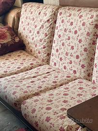 Divano con base in vero legno