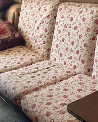 Divano con base in vero legno