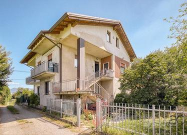 Elegante Villa con Giardino privato e Box doppio