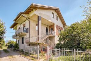 Elegante Villa con Giardino privato e Box doppio