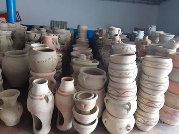 Vasi e anfore artigianali di terra cotta