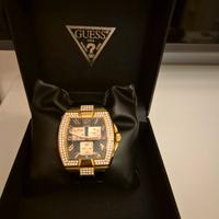 Orologio Guess nero con cassa di colore oro rosa.