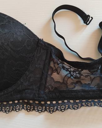 Reggiseno in pizzo nero a balconcino