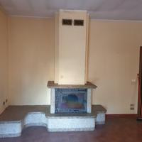 Camino in marmo con focolare chiuso