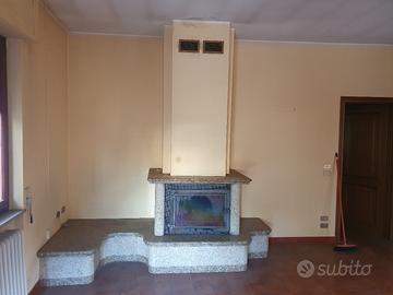 Camino in marmo con focolare chiuso