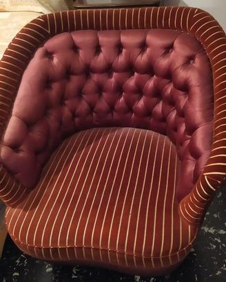 Antica poltrona vintage in velluto bordeaux