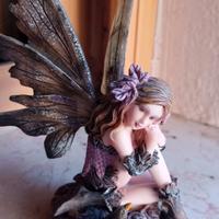 les alpes fatina seduta su fiori