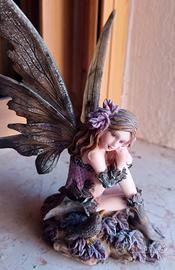 les alpes fatina seduta su fiori