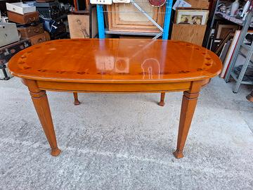 Tavolo in legno ovale allungabile 