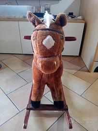 cavallo a dondolo in legno e peluche 