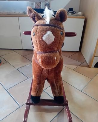 cavallo a dondolo in legno e peluche 