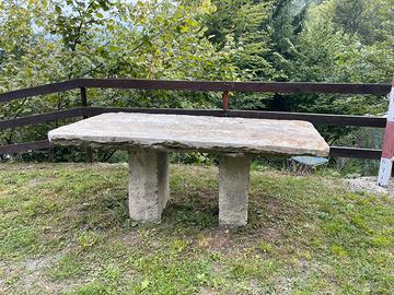 Tavolo in pietra