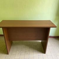 Scrivania in legno.