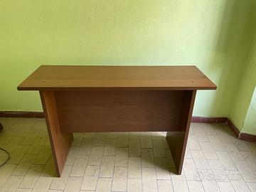 Scrivania in legno.
