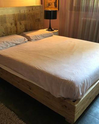 letto matrimoniale da centro in legno vecchio