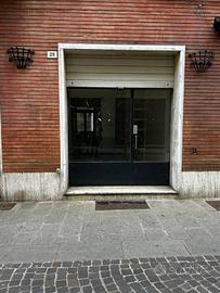 Due negozi e 6 posti auto in Forlì (FC)