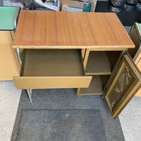 Mobile vintage in legno con struttura in alluminio