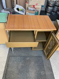 Mobile vintage in legno con struttura in alluminio